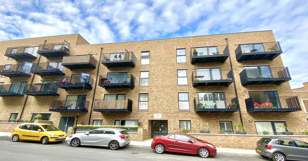 Stunning, chain free, 556.5 sqft, one bedroomed first floor flat for sale, Woolwich town centre.
