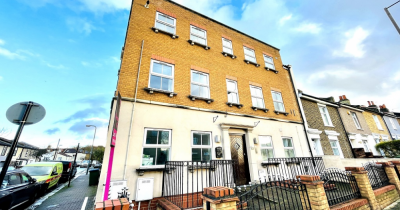 * ONE  BEDROOMED APARTMENT FOR SALE  *SHARE OF FREEHOLD * NO SERVICE CHARGE *  SHARED GARDEN *