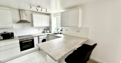 Stunning and refurbished 2 bedroomed flat in Harlinger Street, Woolwich for sale at £325,000.