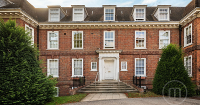 Elegant Three-Bedroom Apartment with Private Entrance, Garden Patio & Prime Golders Green Location