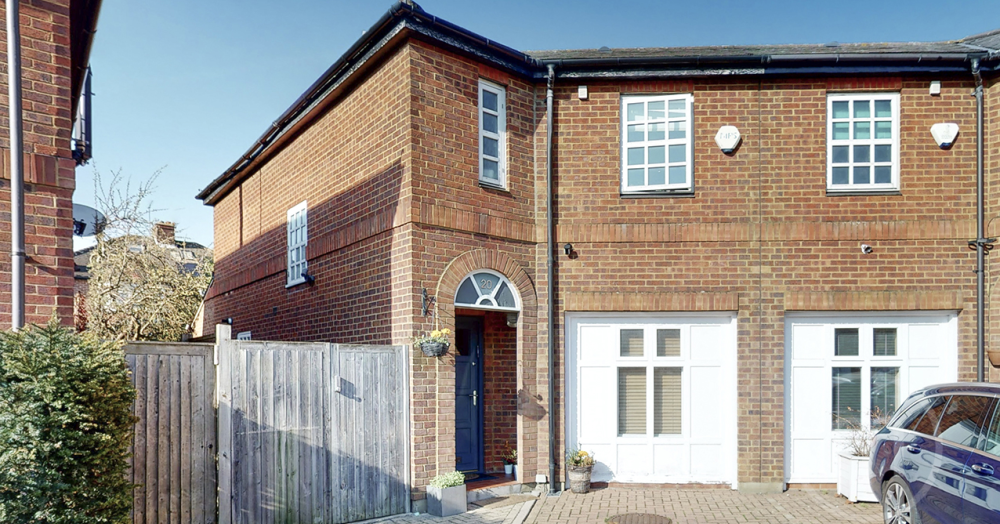 Spacious 3/4-Bedroom House with Garden & Parking in Secure Elsinore Gardens, NW11