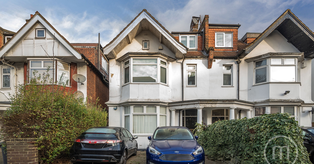 Bright 2-Bedroom, 2-Bathroom Top-Floor Apartment with Parking near Golders Green Station, NW11