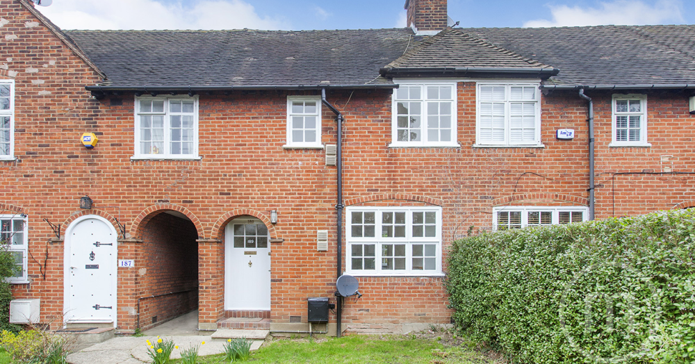 Charming 3-Bedroom, 2-Bathroom Terraced Cottage with Garden near East Finchley Station, N2