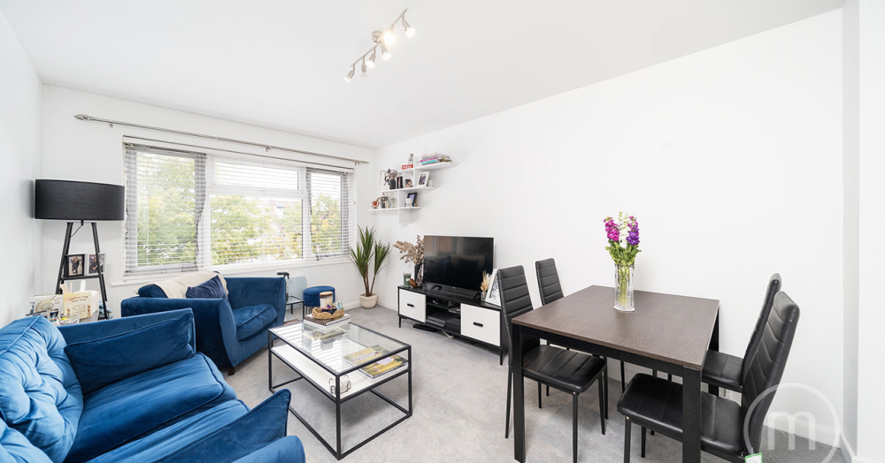 Bright 2-Bed Top-Floor Apartment with Parking & Share of Freehold in Hendon Lodge, NW4