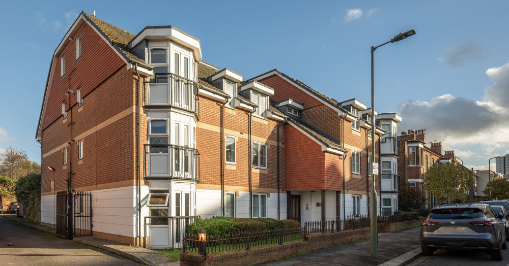 Bright & Spacious 2-Bedroom First-Floor Apartment in a Gated Development Near Golders Green