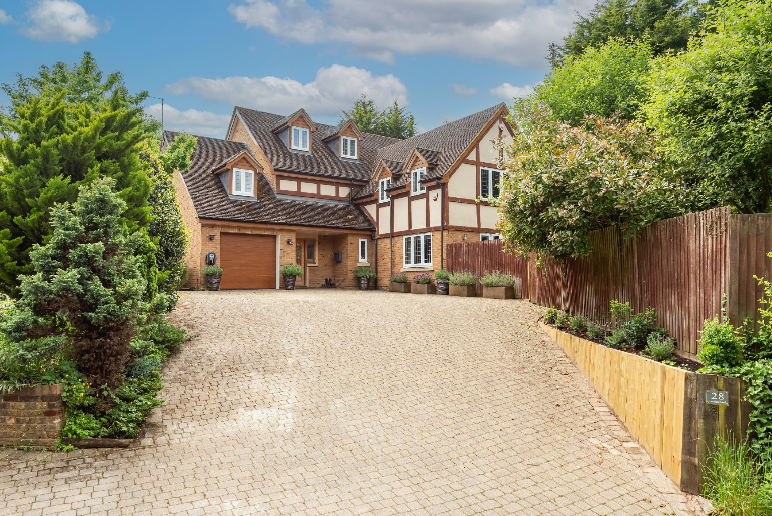 Spacious Detached House, 5 Bed, 4 Bath, 3 Reception, 3383sqft, HP4 Spacious Detached House, 5 Bed, 4 Bath, 3 Reception, 3383sqft, HP4