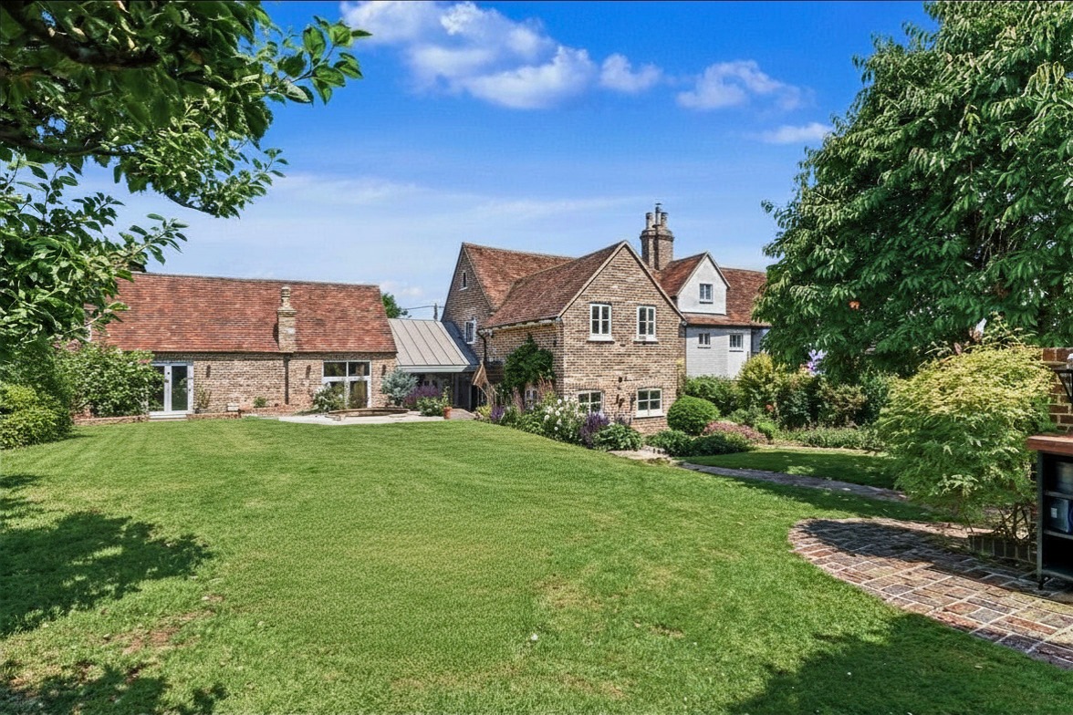 A substantial 3,282 sq ft Grade II listed home in Berkhamsted’s most prestigious location A substantial 3,282 sq ft Grade II listed home in Berkhamsted’s most prestigious location