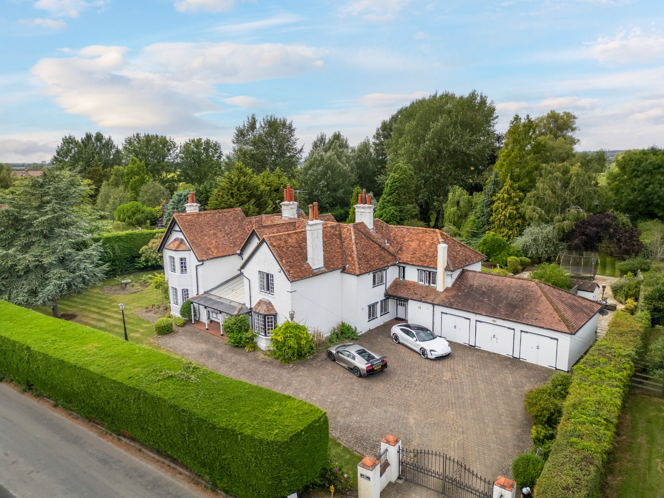 An exceptional Edwardian country house combining timeless elegance with modern family living. An exceptional Edwardian country house combining timeless elegance with modern family living.
