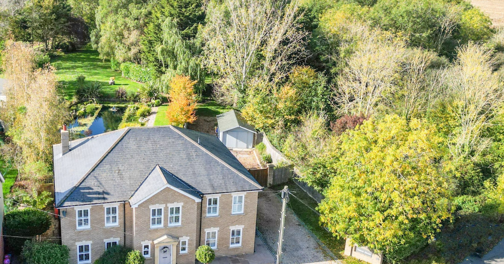 Stunning Detached Residence spread over approximately 3500 sq.ft. of Luxurious Living Accommodation