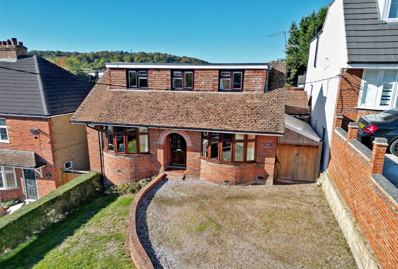 Detached 3-bedroom home with valley views, landscaped garden and fully equipped garden cabin