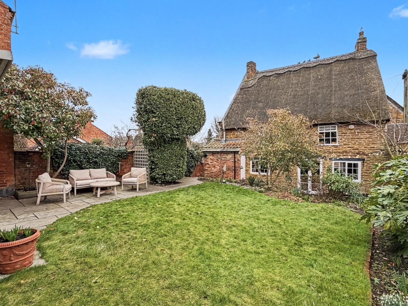 Thatch Cottage, 23 Main Road, Crick, Northamptonshire, NN6 7TU