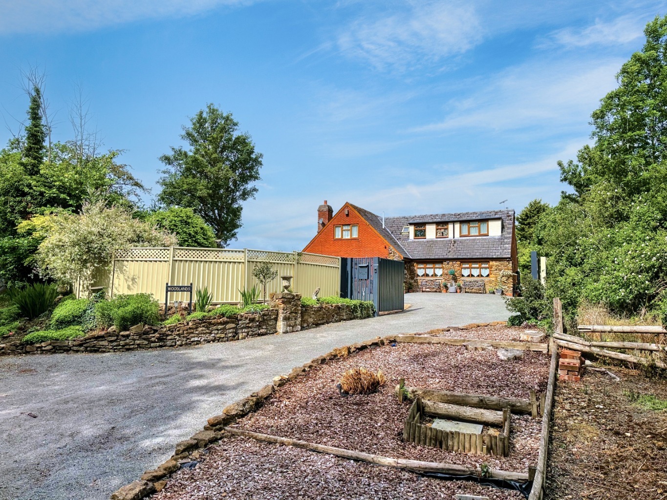 Eydon Road, Woodford Halse, Northamptonshire, NN11 3RG