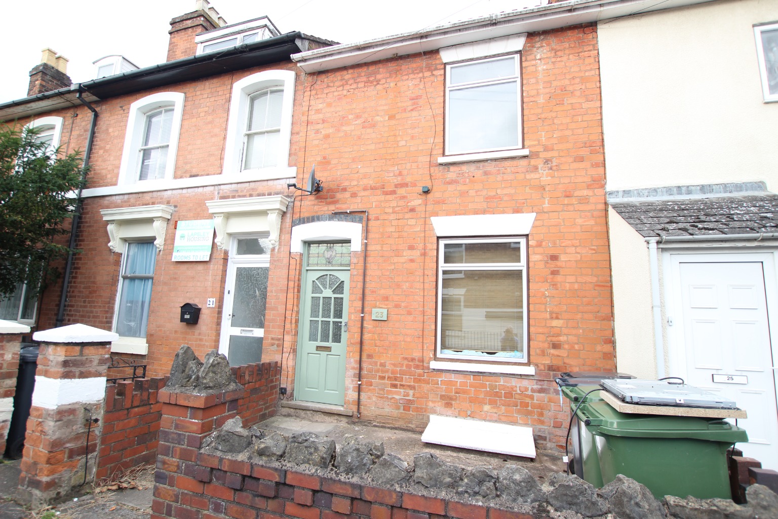 Available SEPT 2026 – 2 Rooms – Happy Land West