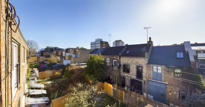 FOR SALE: Chain free 2 double bedroom flat with balcony! 5 minute walk to Bethnal Green tube!