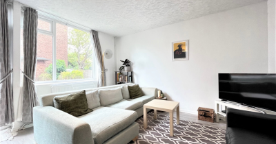 TO LET: Three bedroom split level maisonette with private garden! 2 minute walk to Columbia Road!