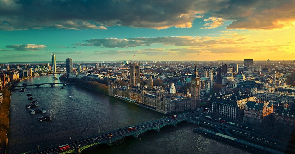 "Maximizing Your Property Sale in the UK: Understanding Interest Rates and House Prices"
