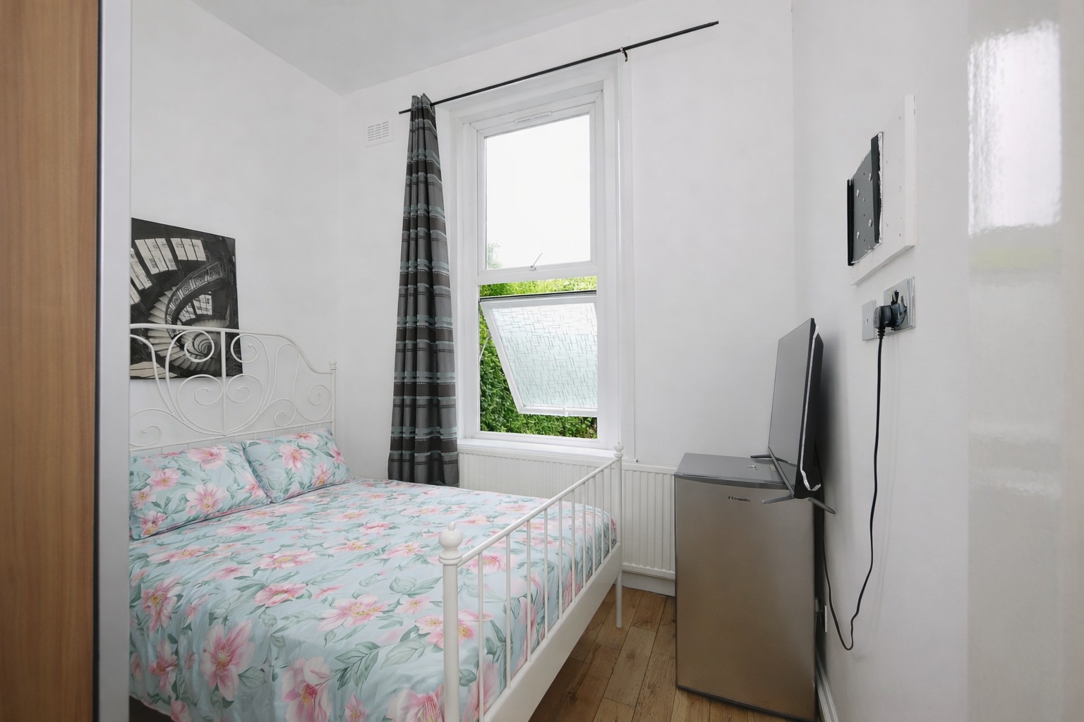 Photo for Hollybush Hill, London, E11