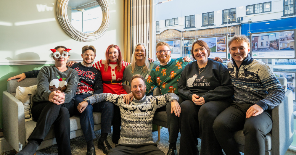🎄 Merry Christmas & Happy New Year from Everyone at M&M Estate & Letting Agents! ✨