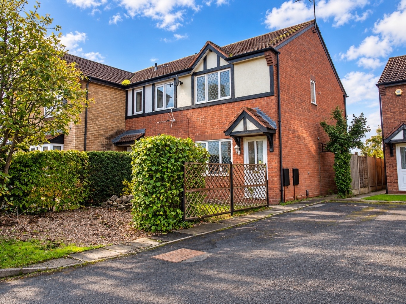 Delightful Two Bedroom End-Terrace House, Telford