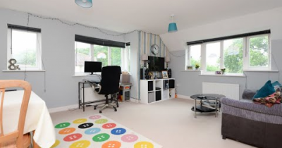 CHAIN FREE: Modern 2 bedroom first floor apartment with en-suite  & allocated parking