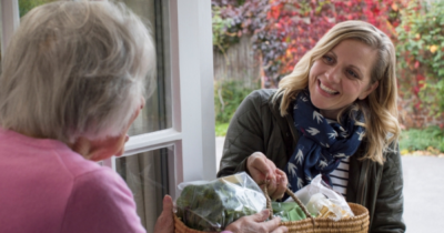 What is the best way to welcome your new neighbours?💐